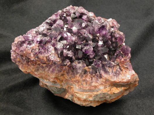 Gestein mit großen, gut ausgebildeten Amethyst-Kristallen. 