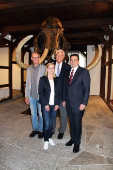 Dr. Peter Schmid-Beurmann (v.l.n.r.), Kerstin Brünenberg (beide WWU), Dr. Peter Paziorek (Förderverein Geomuseum) und der Ahlener Bürgermeister Dr. Alexander Berger präsentierten die Pläne für die Mammut-Sonderausstellung. 