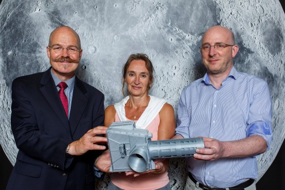 Nach 14 Jahren Forschungsarbeit: Prof. Dr. Harald Hiesinger (v. l.), Dr. Iris Weber und Dr. Andreas Morlok freuen sich auf den Start der Ariane-5-Rakete. In der europäischen Sonde befindet sich das von den WWU-Planetologen entwickelte Infrarot-Spektrometer "MERTIS". 