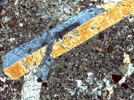 Das untersuchte Vulkangestein unter dem Mikroskop: Ein Dünnschliffbild in polarisiertem Licht zeigt Klinopyroxen-Kristalle, die zur Berechnung der Wasserkonzentration des Magmas verwendet wurden. 