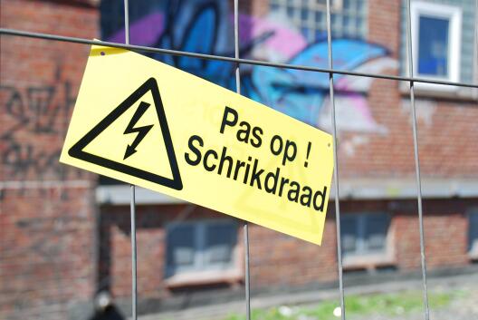 Warnschild mit der Aufschrift "Pas op! Schrikdraad"