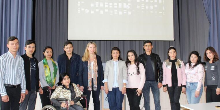 Prof. Dr. Silvia Reuvekamp mit der Gastdozentin Zamira Shirnazarova und Studierenden aus Usbekistan