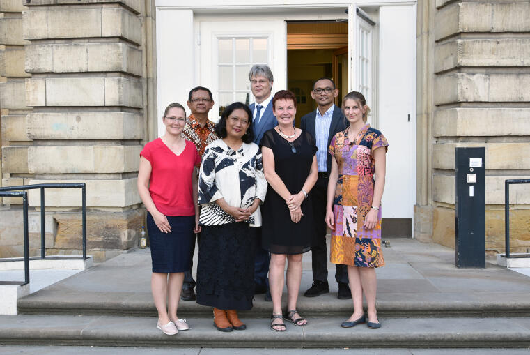 Foto von Prof. Dr. Juliane Stude, Prof. Dr. Pratomo Widodo, Dr. Widyastuti Purbani, Prof. Dr. Michael Quante, Kordula Schulze, Dr. Adi Cilik Pierewan, Svenja Völkert