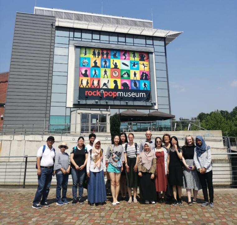 Foto der Teilnehmer der Exkursion zum Rock- und Popmuseum nach Gronau