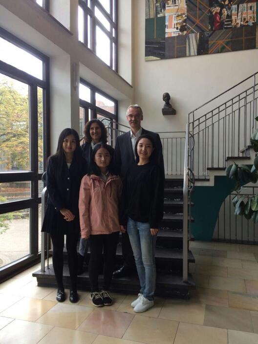 Foto von Jie Zhao, Ying Li und Tong Chang im Annette-von-Droste-Hüllshoff-Gymnasium Münster