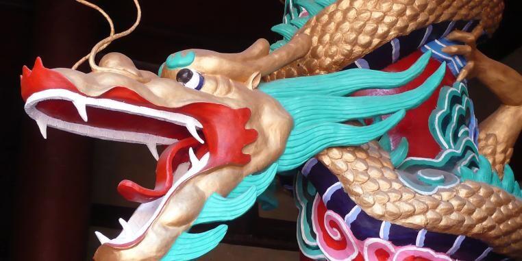 Foto einer asiatischen Drachenskulptur