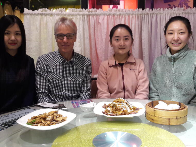 Dr. Lämke mit den zukünftigen Austauschstudentinnen Frau Zhao, Frau Li und Frau Chang