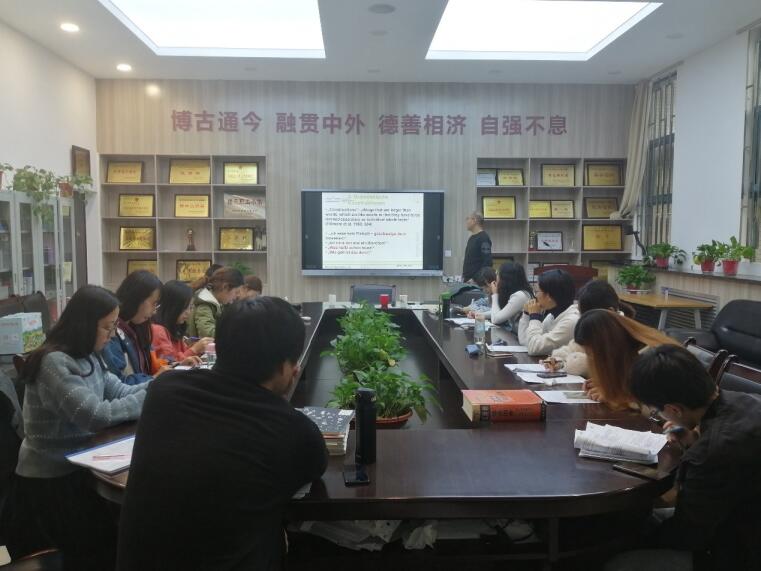 GIP-Leiter an der XISU Ass. Prof. Qiang ZHU moderiert die Vorlesung