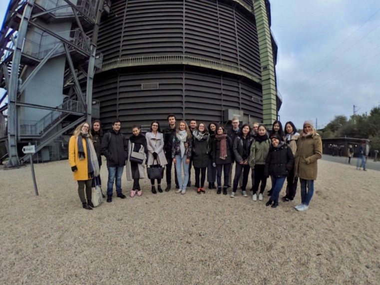 Gruppenfoto vom Ausflug ins Ruhrgebiet – Besuch des Gasometers in Oberhausen