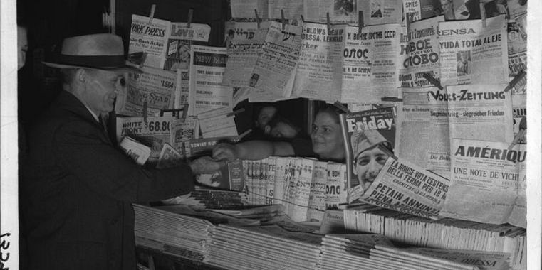 Migrationsgeschichte: Stand mit ausländischen Zeitungen
