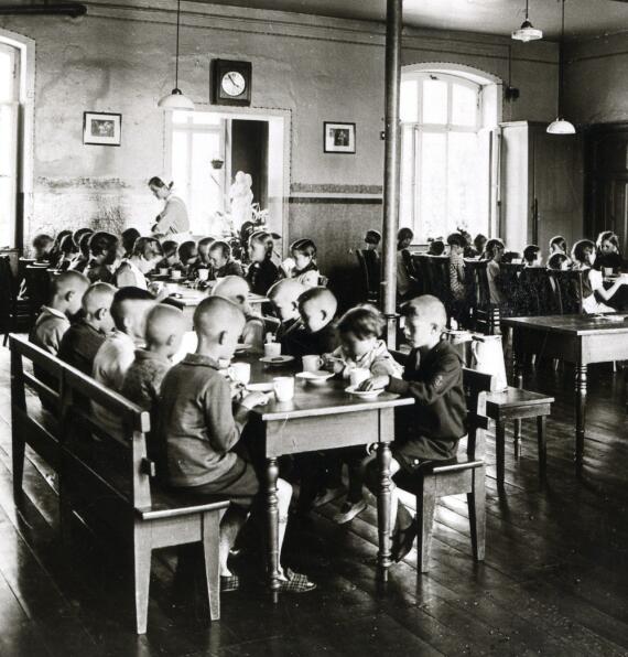 Speisesaal in der Kinderheilanstalt Bad Sassendorf