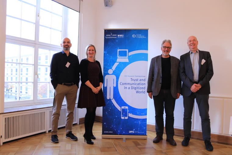 Keynote speakers Prof. Dr. Mike S. Schäfer, Dr. Lisa van der Werff and Prof. Dr. Martin W. Bauer with Prof. Dr. Bernd Blöbaum, speaker of the research training group