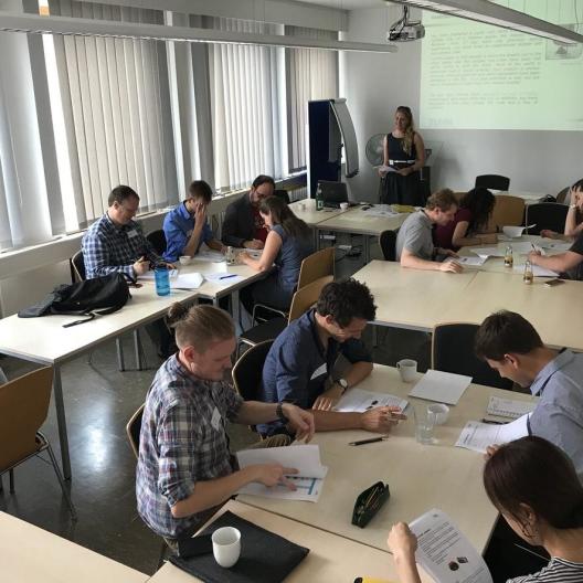 Beim fünften ABM-Workshop ließ Wissenschaftlerin Dr. Iris Lorscheid die Teilnehmer bei einem Experiment den Weg als Verlorene auf dem Meer zurück an Land suchen.