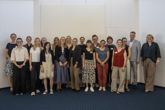 Die 9. Kohorte "Erstklassig!" mit Rektor Prof. Dr. Wessels (2. v.r.), der zentralen Gleichstellungsbeauftragten Dr. Lucht (1. v.r.) und der Leitung der Personalentwicklung Frau Meyer