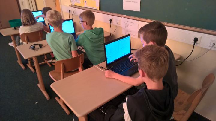 Schülerinnen und Schüler beim Programmieren mit Scratch™