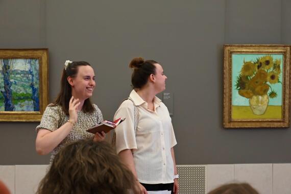 Nina und Lara Hörnemann in der Alten Pinakothek in München