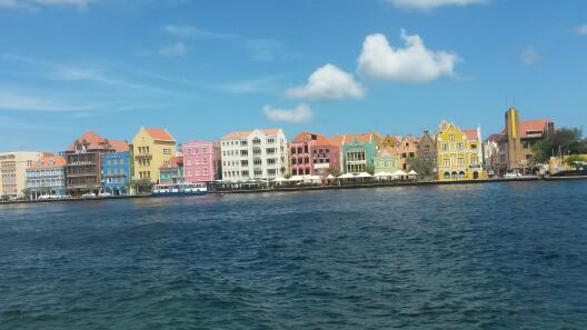 bunte Häuser am Meer auf Curacao  