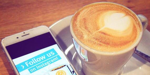 Tasse Kaffee und Smartphone