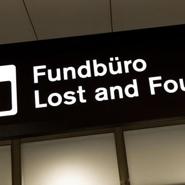 Schild mit Aufschrift Lost and Found
