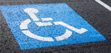 Ein als für Menschen mit Behinderung gekennzeichneter Parkplatz