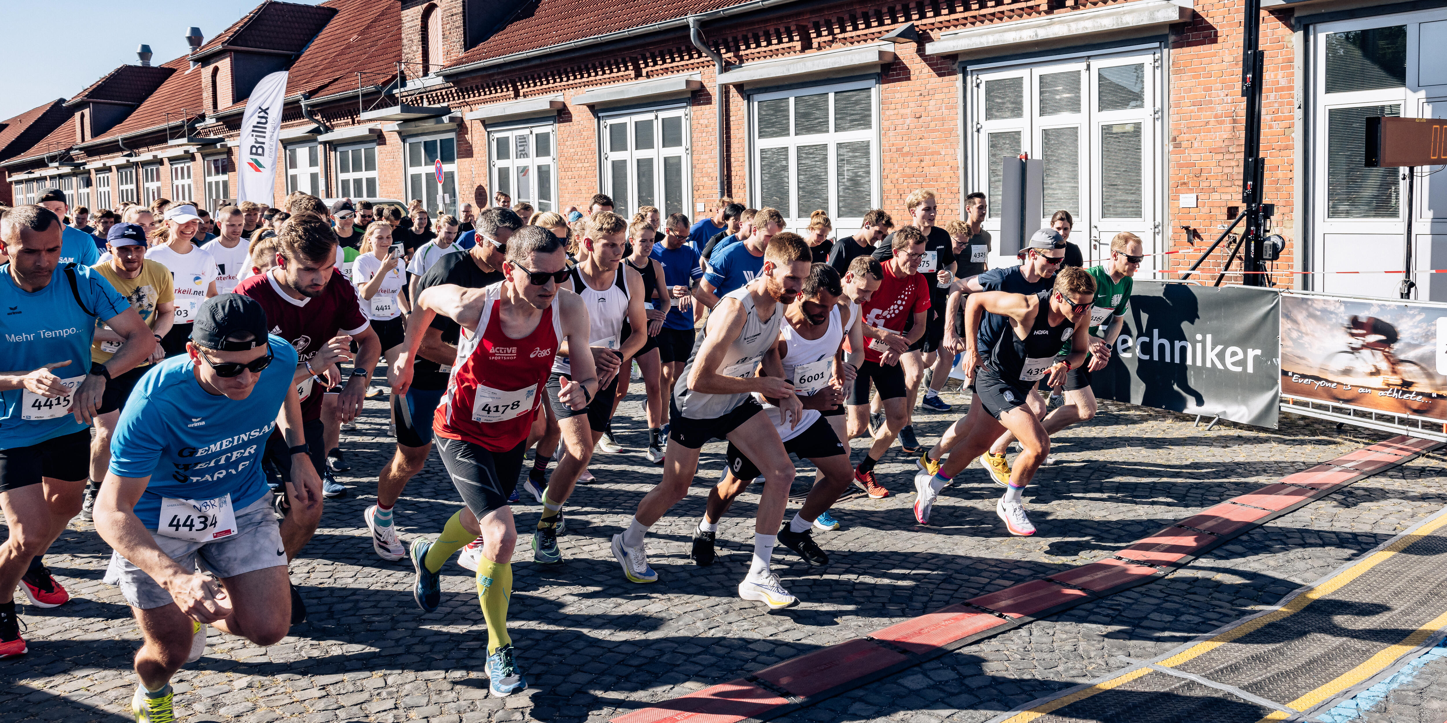 Läuferinnen und Läufer starten beim Leonardo-Campus-Run
