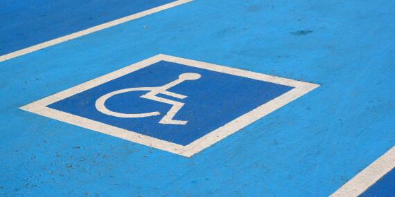 Parkplatz für behinderte Menschen