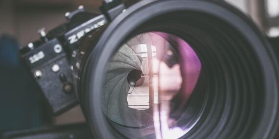 Eine Fotokamera mit großem Objektiv