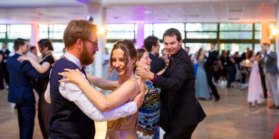 Mehrere Tanzpaare auf der Tanzfläche