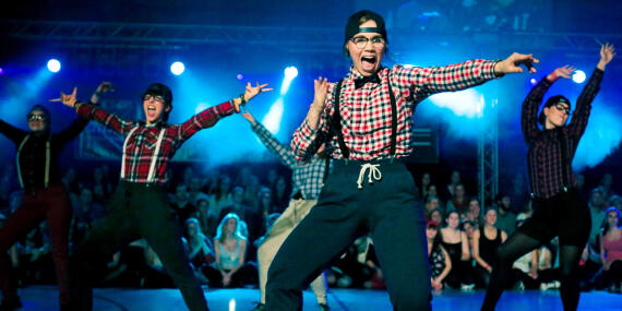 Tänzerinnen auf der Bühne