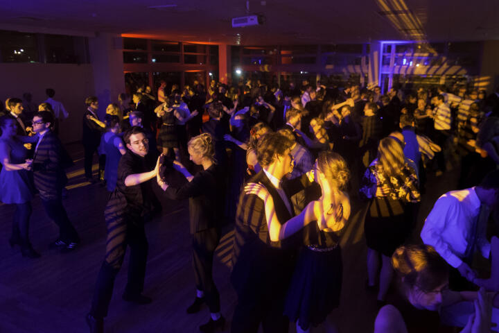 Premiere in der Mensa am Ring: 800 Studierende tanzten ausgelassen.