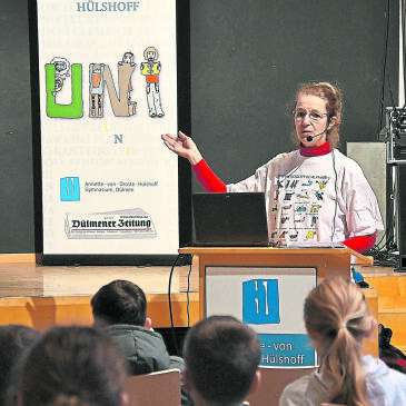 Frau Prof. Dr. Lohwasser bei Ihrem Vortrag an der Kinder-Uni
