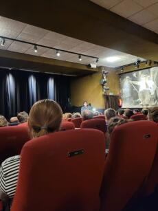 Oliver Hidalgo bei seiner Präsentation zur politikwissenschaftlichen Einordnung des Filmes