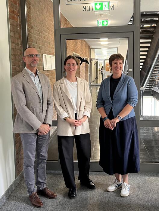 Foto von Julia Hansel bei ihrer Disputation zwischen Prof. Dr. Imre Keserü (links) und Prof.'in Dr. Antonia Graf (rechts)