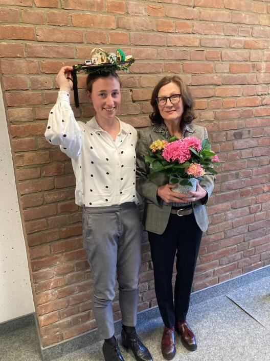 Photo of  Svea Nübel at her Disputation next to Anette Zimmer