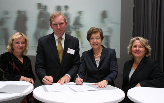 Gruppenfoto Kooperationsvertrag