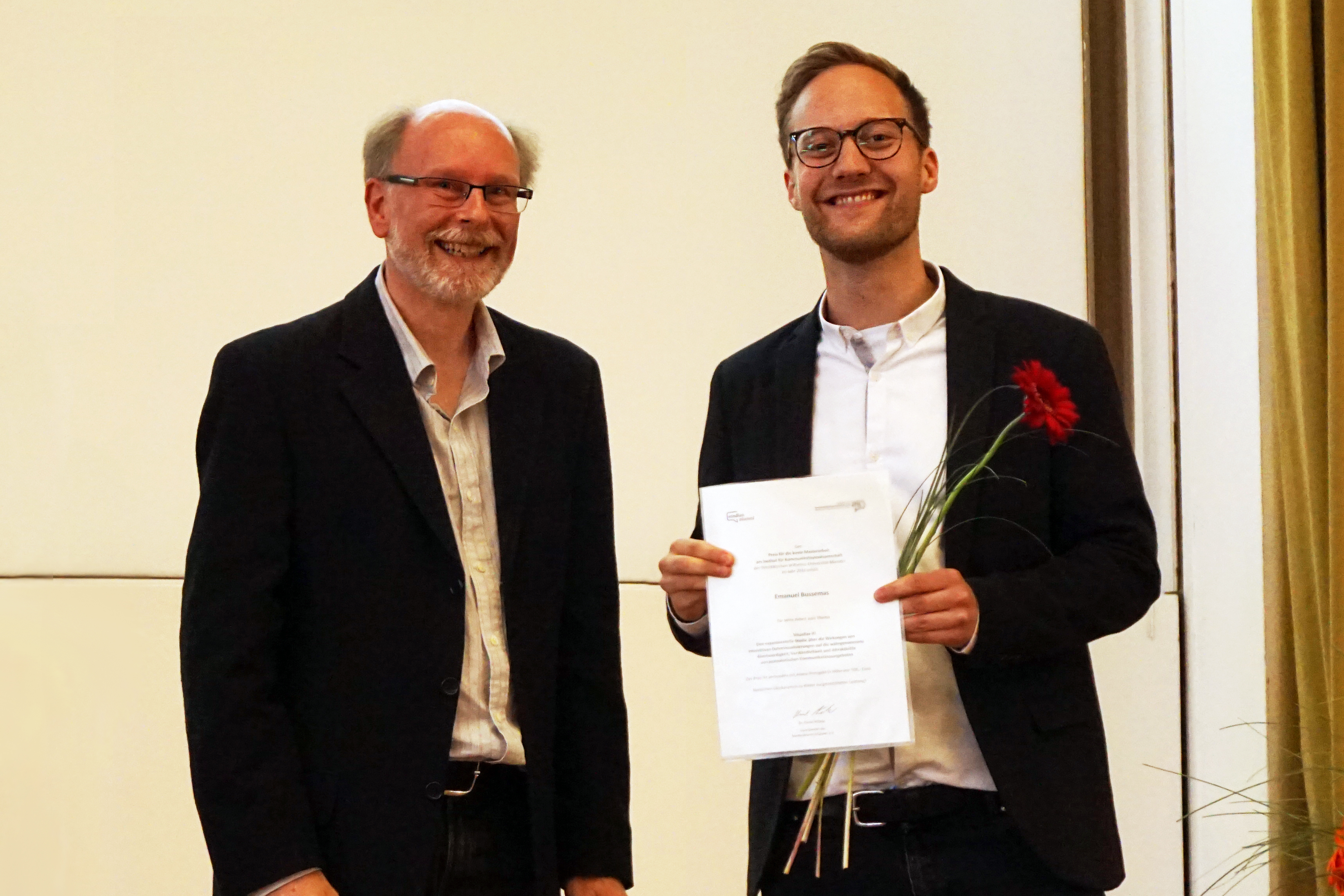 Armin Scholl überreicht Emmanuel Emanuel Bussemas den Preis für die beste Abschlussarbeit 2016