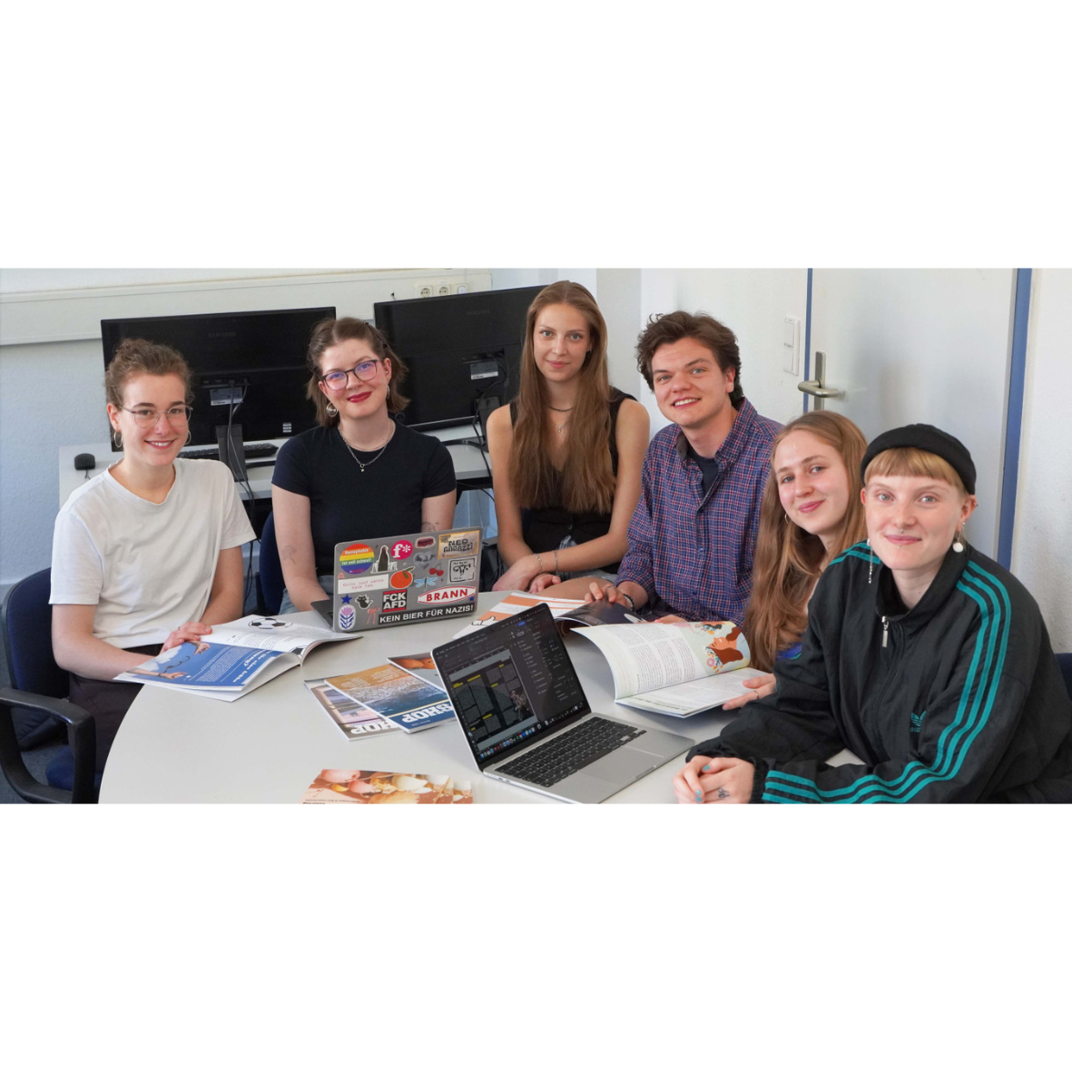 In der Lehrredaktion treffen sich die Studierenden wöchentlich, um am Magazin zu arbeiten – am Konferenztisch tauschen sich Lilian Söbbeke, Anna Schmälzger, Leonie Mut, Jonathan Albers, Edith Kellerhoff und Mary Ehlebracht (v. l.) über das Layout aus.