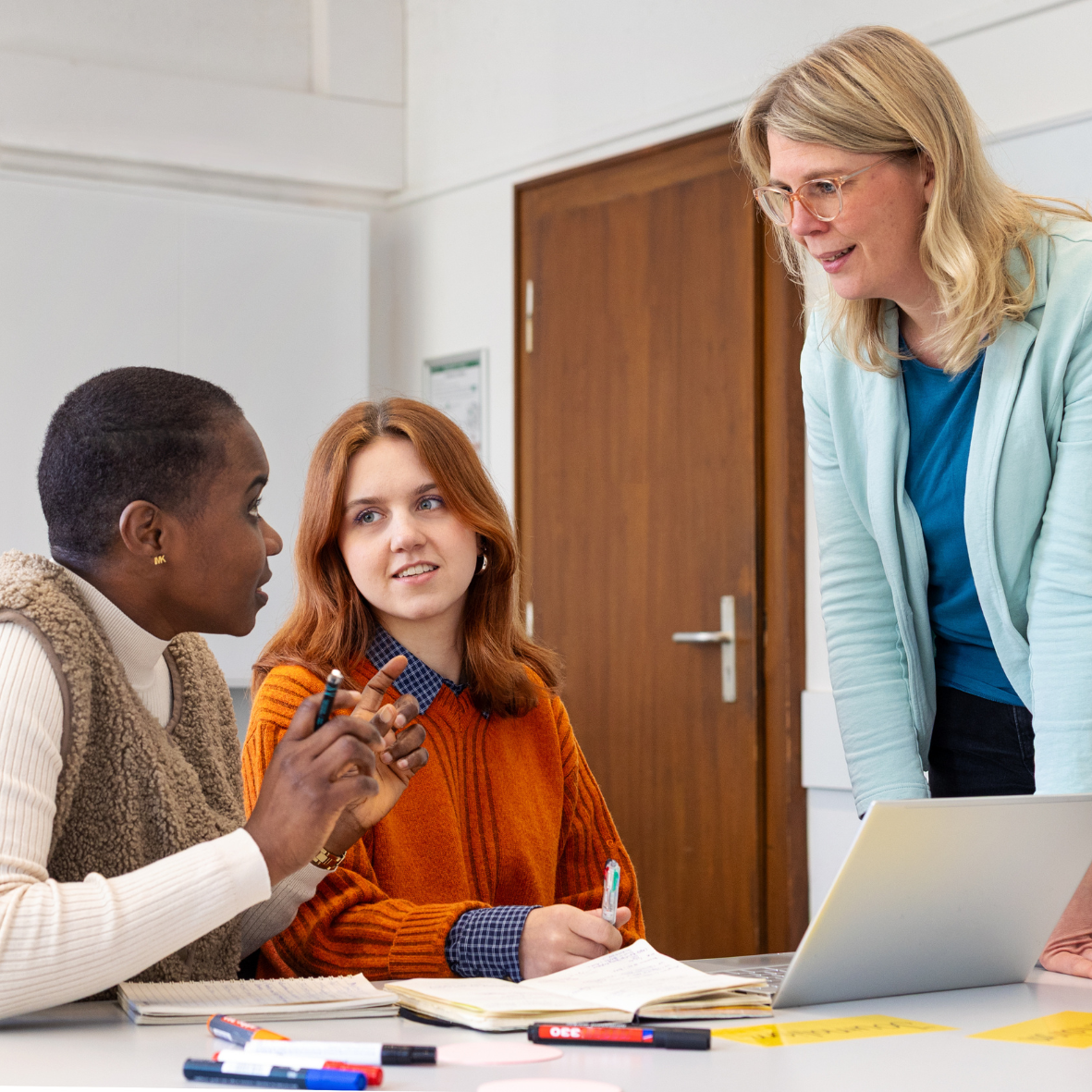 Becky Osazuwa (left) and Julia Prawitz (middle) in a talk with Prof. Dr. Julia Metag