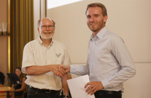 Armin Scholl überreicht Christian Wengert den Preis für die beste Abschlussarbeit 2018