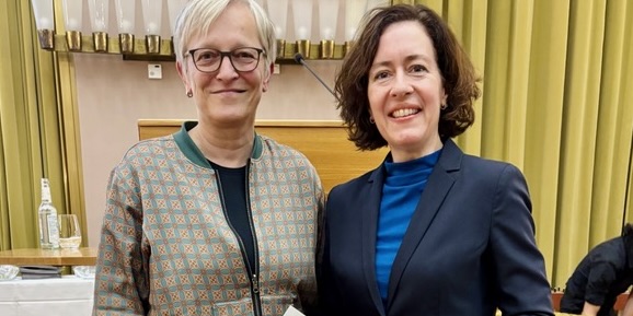 Photo of Ulrike Röttger and Anke Oßwald at the 2025 Dissertation Award ceremony