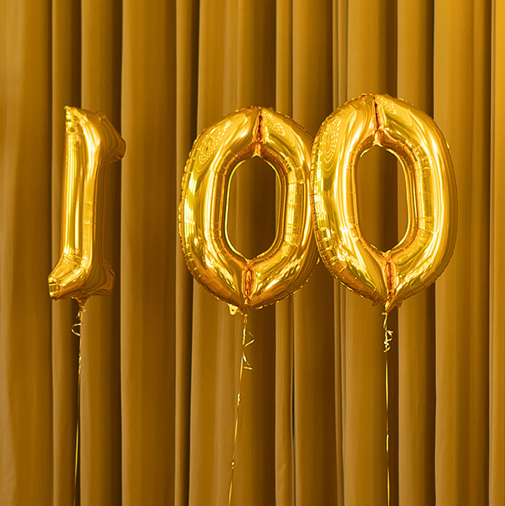 Luftballons mit der Zahl 100