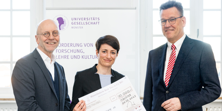 Ein Foto von Dr. Paul-Josef Patt, Vorsitzender des Vorstandes der Universitätsgesellschaft, Jun.-Prof. Dr. Helena Stehle und Prof. Dr. Johannes Wessels, Rektor der WWU Münster