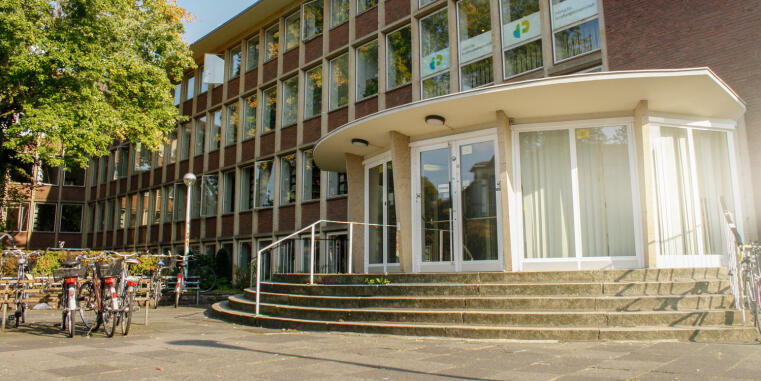 Blick auf den Eingang des Instituts