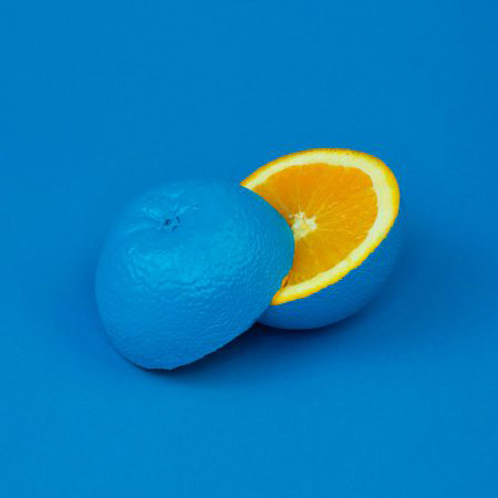 Videoblog 'Was ist eigentlich normal?' zeigt eine Orange mit blauer Schale