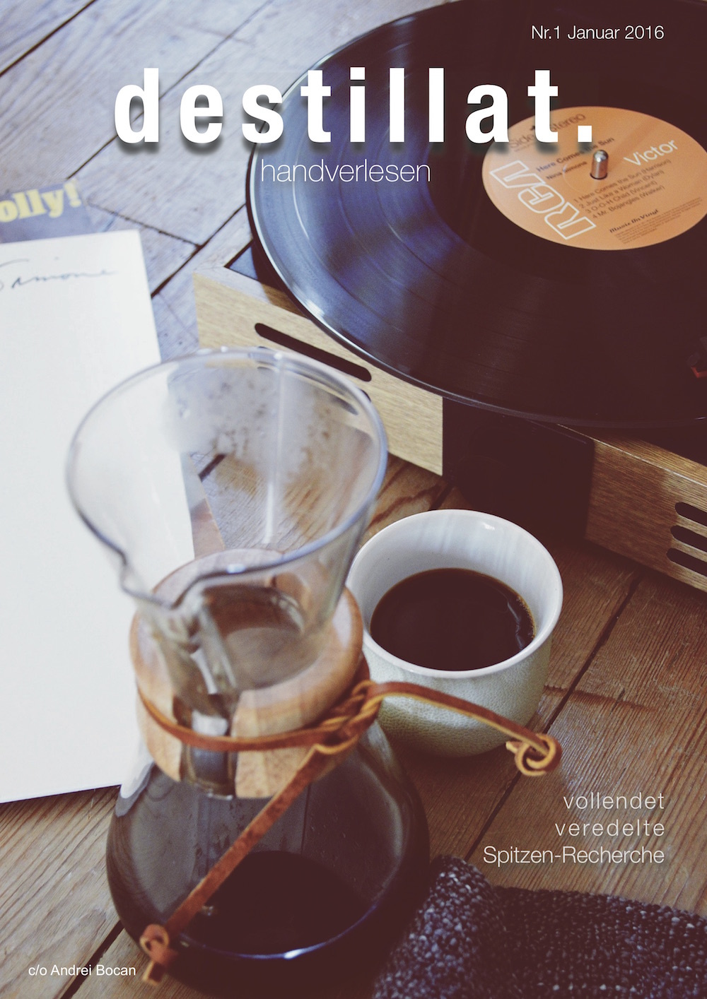 Cover des Magazins "Destillat", darauf zu sehen eine Kaffeekanne und eine Schallplatte
