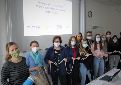 Wissenschaftlerinnen der WWU sind mit der Wanderausstellung zu Gast am Mariengymnasium Warendorf