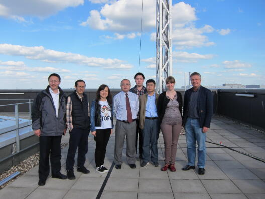 Gruppenbild vor der Klimastation auf dem Dach des GEO1