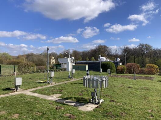 Das Messfeld des DWDs in Essen verfügt über eine große Anzahl an Messgeräten, die rund um die Uhr meteorologische Daten aufzeichnen. Zusammen mit Daten anderen Stationen sind sie die Basis für aktuelle Wettervorhersagen.