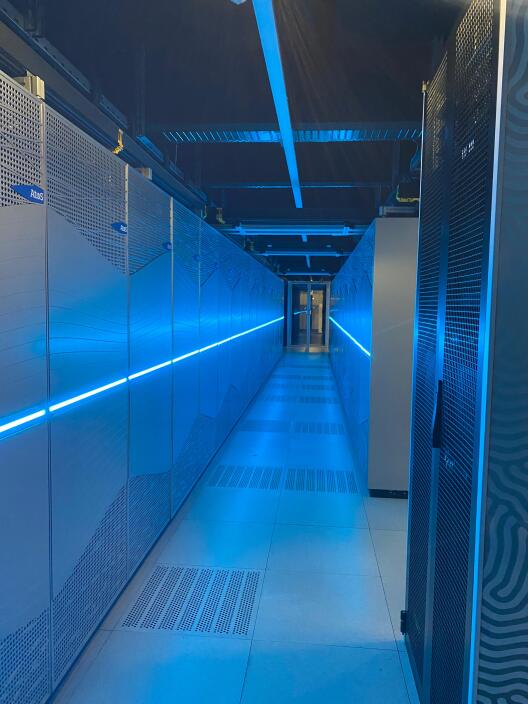 During a guided tour, we were able to see the “Levante” supercomputer up close, which ranks 163rd in the global ranking of the fastest supercomputers (as of November 2025). 