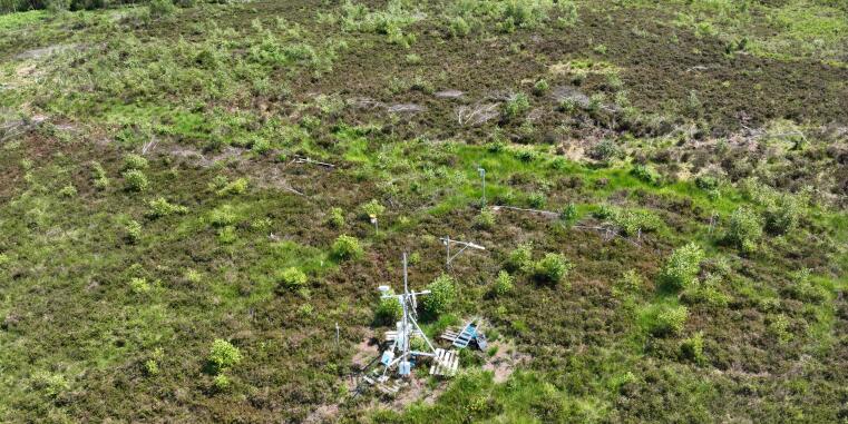 Aerial view of the eddy covariance tower at Amtsvenn-Hündfelder Moor, captured by drone.
